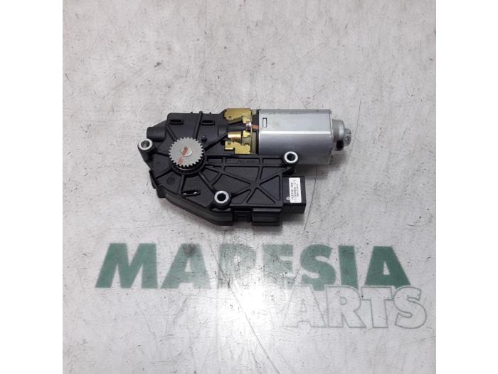 Używane Silnik szyberdachu Peugeot 5008 I (0A/0E) 1.6 BlueHDi 120 Cena € 105,00 Procedura marży oferowane przez Maresia Parts
