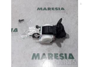 Used Rear seatbelt, centre Peugeot 5008 I (0A/0E) 1.6 BlueHDi 120 Price € 25,00 Margin scheme offered by Maresia Parts