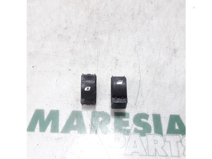 Usados Interruptor combinado de ventanillas Citroen Berlingo Cinqspace, Multispace 1.6 VTi 95 16V Precio € 25,00 Norma de margen ofrecido por Maresia Parts
