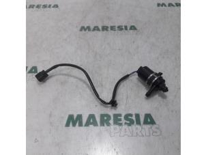 Używane Pompa spryskiwacza przód Citroen C-Crosser 2.2 HDiF 16V Cena € 18,15 Z VAT oferowane przez Maresia Parts