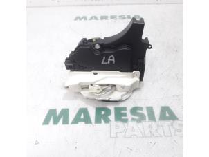 Gebrauchte Türschlossmechanik 4-türig links hinten Citroen C-Crosser 2.2 HDiF 16V Preis € 90,75 Mit Mehrwertsteuer angeboten von Maresia Parts