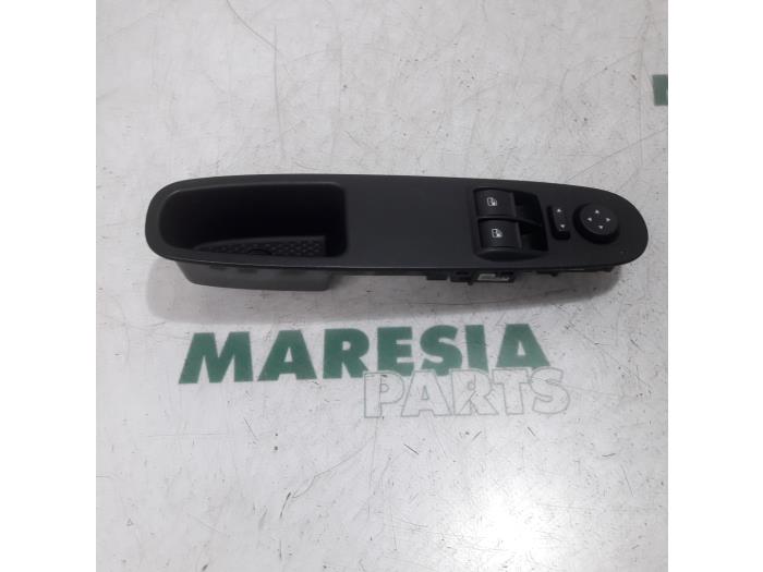 Usados Interruptor combinado de ventanillas Citroen C-Crosser 2.2 HDiF 16V Precio € 108,90 IVA incluido ofrecido por Maresia Parts