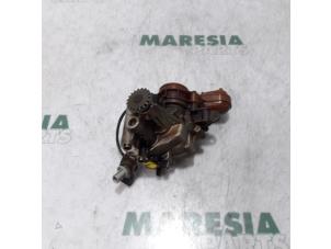 Usados Bomba de aceite Renault Scénic III (JZ) 1.2 16V TCe 115 Energy Precio € 50,00 Norma de margen ofrecido por Maresia Parts