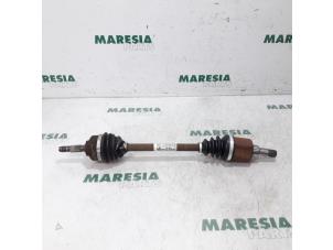 Used Front drive shaft, left Peugeot 207 SW (WE/WU) 1.4 16V Vti Price € 50,00 Margin scheme offered by Maresia Parts