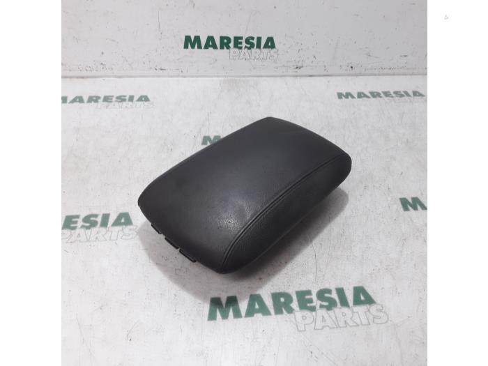 Begagnade Armstöd Citroen C6 (TD) 2.7 HDiF V6 24V Pris € 105,00 Marginaltabell erbjuds av Maresia Parts