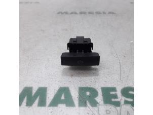 Używane Przelacznik hamulca postojowego Citroen C6 (TD) 2.7 HDiF V6 24V Cena € 25,00 Procedura marży oferowane przez Maresia Parts