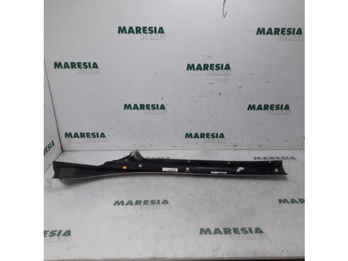 A-stolpe, skydd, vänster från en Renault Scénic III (JZ) 2.0 16V CVT 2010