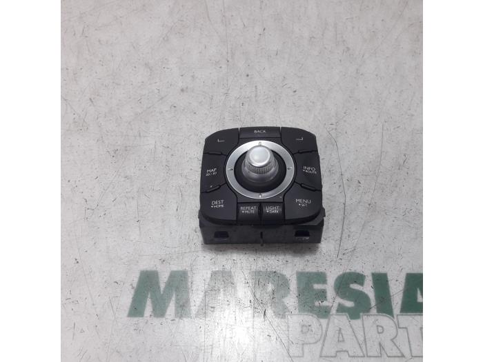 Navigeringskontrollpanel från en Renault Scénic III (JZ) 2.0 16V CVT 2010