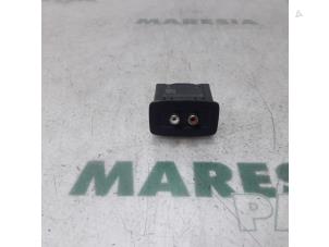 Used AUX / USB connection Renault Scénic III (JZ) 2.0 16V CVT Price € 25,00 Margin scheme offered by Maresia Parts