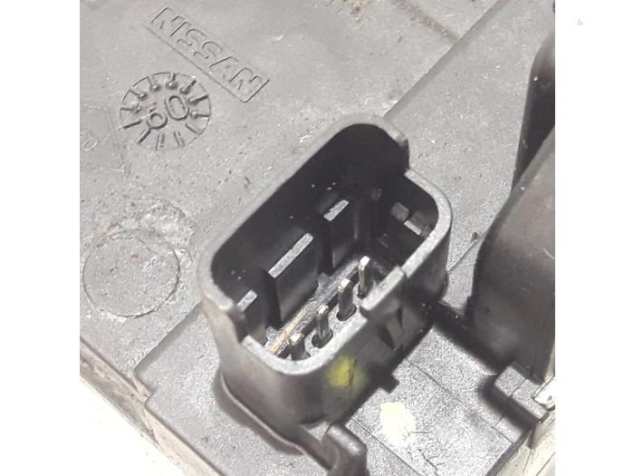 Dörrlåsmekanism, 4-dörrars, höger fram från en Renault Scénic III (JZ) 2.0 16V CVT 2010