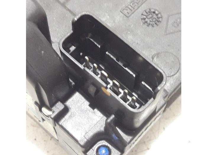 Dörrlåsmekanism, 4-dörrars, vänster bak från en Renault Scénic III (JZ) 2.0 16V CVT 2010