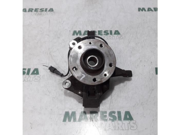 Spindel, vänster fram från en Renault Scénic III (JZ) 2.0 16V CVT 2010