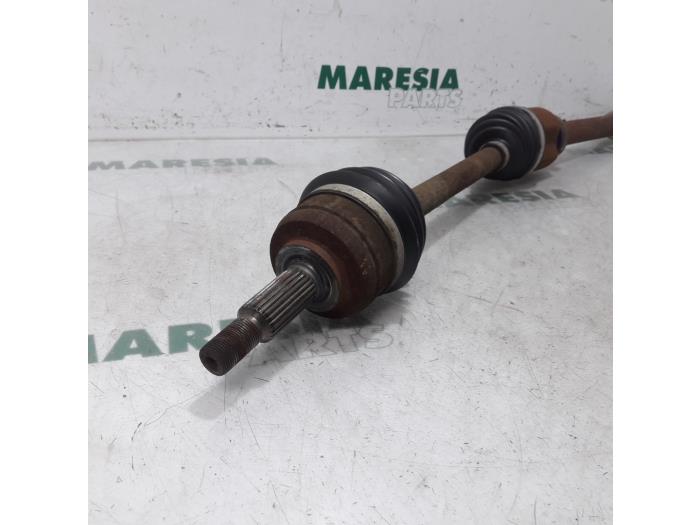 Drivaxel, höger fram från en Renault Scénic III (JZ) 2.0 16V CVT 2010