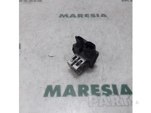 Używane Opornica wentylatora Peugeot 207 CC (WB) 1.6 16V GT THP Cena € 20,00 Procedura marży oferowane przez Maresia Parts