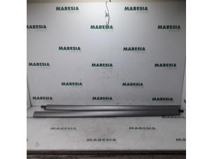 Używane Zestaw relingów dachowych Citroen C4 Grand Picasso (3A) 1.6 HDiF 115 Cena € 157,50 Procedura marży oferowane przez Maresia Parts