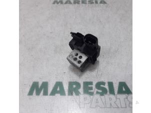 Używane Opornica wentylatora Citroen C4 Grand Picasso (3A) 1.6 HDiF 115 Cena € 20,00 Procedura marży oferowane przez Maresia Parts