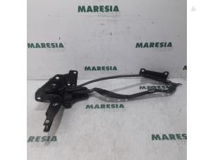Used Convertible top hinge Peugeot 207 CC (WB) 1.6 16V GT THP Price € 157,50 Margin scheme offered by Maresia Parts