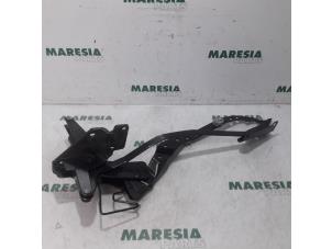 Używane Zawias dachu cabrio Peugeot 207 CC (WB) 1.6 16V GT THP Cena € 157,50 Procedura marży oferowane przez Maresia Parts