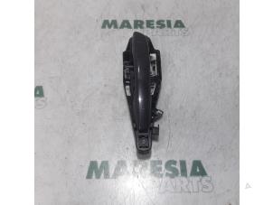 Używane Uchwyt drzwi lewych tylnych wersja 4-drzwiowa Peugeot 508 (8D) 1.6 HDiF 16V Cena € 50,00 Procedura marży oferowane przez Maresia Parts