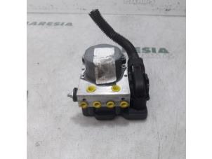 Usados Bomba ABS Renault Kadjar (RFEH) 1.2 Energy TCE 130 Precio € 157,50 Norma de margen ofrecido por Maresia Parts