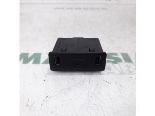 Gebrauchte AUX / USB-Anschluss Renault Kadjar (RFEH) 1.2 Energy TCE 130 Preis € 50,00 Margenregelung angeboten von Maresia Parts