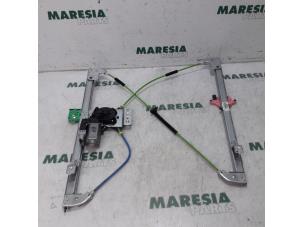 Używane Mechanizm szyby prawej przedniej wersja 2-drzwiowa Citroen Jumpy (G9) 1.6 HDI Cena € 78,65 Z VAT oferowane przez Maresia Parts