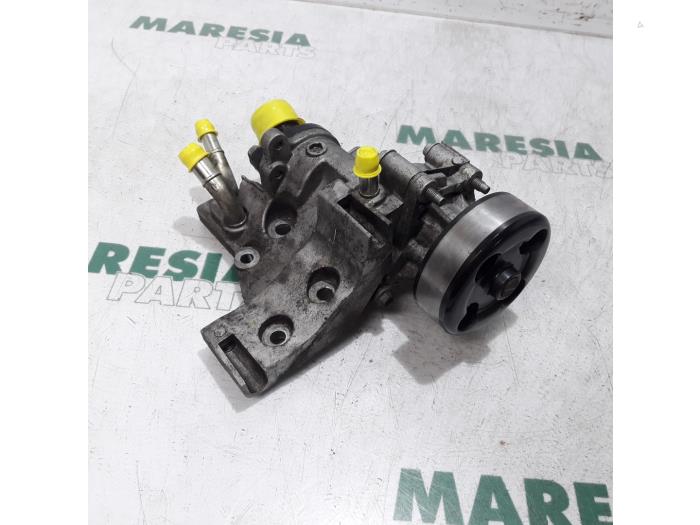 Usagé Pompe à eau Renault Grand Scénic III (JZ) 2.0 16V CVT Prix € 50,00 Règlement à la marge proposé par Maresia Parts