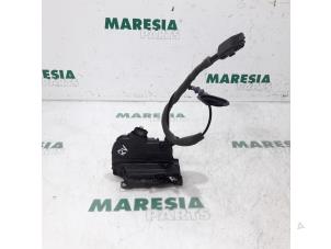 Used Front door lock mechanism 4-door, right Renault Clio IV (5R) 0.9 Energy TCE 90 12V Price € 35,00 Margin scheme offered by Maresia Parts