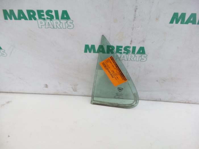Usados Ventanilla triangular izquierda detrás Lancia Lybra SW 1.9 JTD Precio € 30,00 Norma de margen ofrecido por Maresia Parts