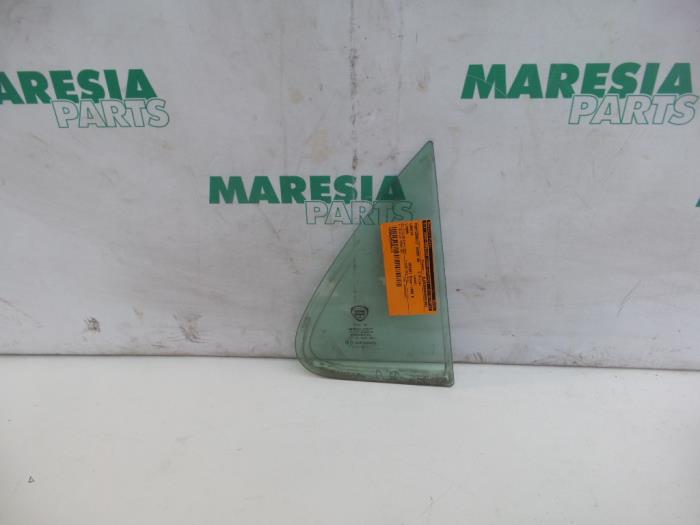 Usados Ventanilla triangular derecha detrás Lancia Lybra SW 1.9 JTD Precio € 30,00 Norma de margen ofrecido por Maresia Parts