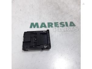 Used Card reader (lock) Renault Koleos I 2.5 16V Price € 35,00 Margin scheme offered by Maresia Parts