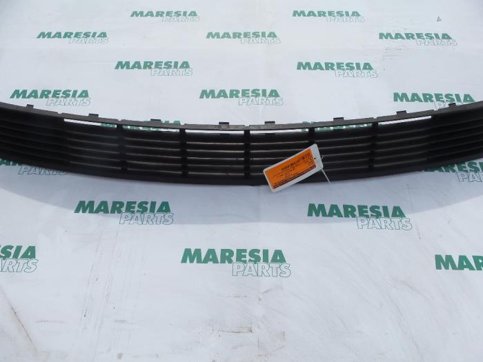 Używane Grill Renault Vel Satis (BJ) 3.5 V6 24V Autom. Cena € 75,00 Procedura marży oferowane przez Maresia Parts