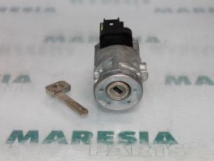 Used Ignition lock + key Peugeot 407 SW (6E) 2.0 HDiF 16V Price € 50,00 Margin scheme offered by Maresia Parts