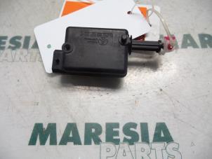 Usagé Moteur verrouillage centrale des portes Peugeot 807 2.2 HDiF 16V Prix € 25,00 Règlement à la marge proposé par Maresia Parts