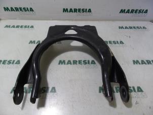 Used Front upper wishbone, left Peugeot 407 SW (6E) 2.0 HDiF 16V Price € 30,00 Margin scheme offered by Maresia Parts