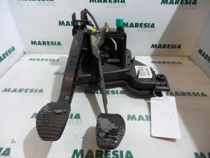 Used Set of pedals Peugeot 407 SW (6E) 2.0 HDiF 16V Price € 85,00 Margin scheme offered by Maresia Parts