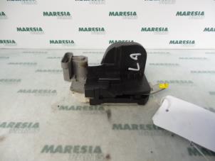 Używane Mechanizm blokady drzwi lewych tylnych wersja 4-drzwiowa Alfa Romeo 147 (937) 1.6 Twin Spark 16V Cena € 25,00 Procedura marży oferowane przez Maresia Parts