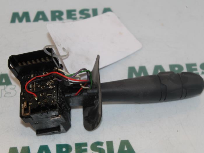 Używane Przelacznik kierunkowskazu Renault Clio II (BB/CB) 1.4 Cena € 25,00 Procedura marży oferowane przez Maresia Parts