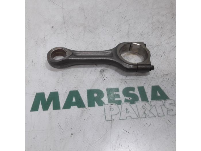 Connecting rod from a Peugeot Partner 1.6 HDI 75 2008