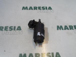 Używane Pompa spryskiwacza przód Alfa Romeo 147 (937) 1.6 Twin Spark 16V Cena € 15,00 Procedura marży oferowane przez Maresia Parts