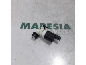 Used Windscreen washer pump Peugeot Partner (GC/GF/GG/GJ/GK) 1.6 BlueHDI 75 Price € 12,10 Inclusive VAT offered by Maresia Parts