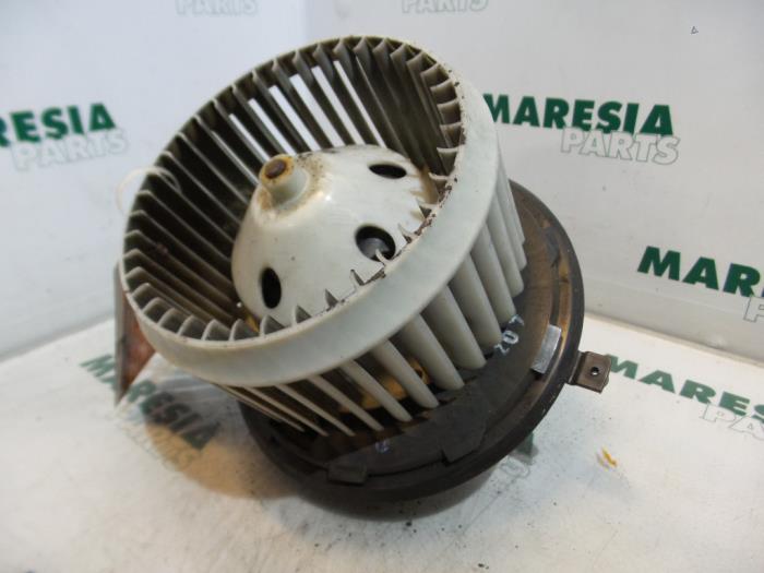 Heating and ventilation fan motor from a Alfa Romeo 147 (937) 1.6 Twin Spark 16V 2003