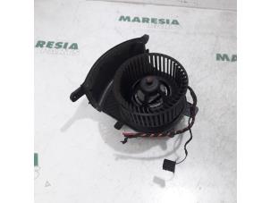 Usados Motor de ventilador de calefactor Renault Scénic II (JM) 1.6 16V Precio € 35,00 Norma de margen ofrecido por Maresia Parts