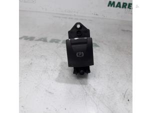 Usados Interruptor de freno de mano Renault Scénic III (JZ) 1.5 dCi 105 Precio € 15,00 Norma de margen ofrecido por Maresia Parts