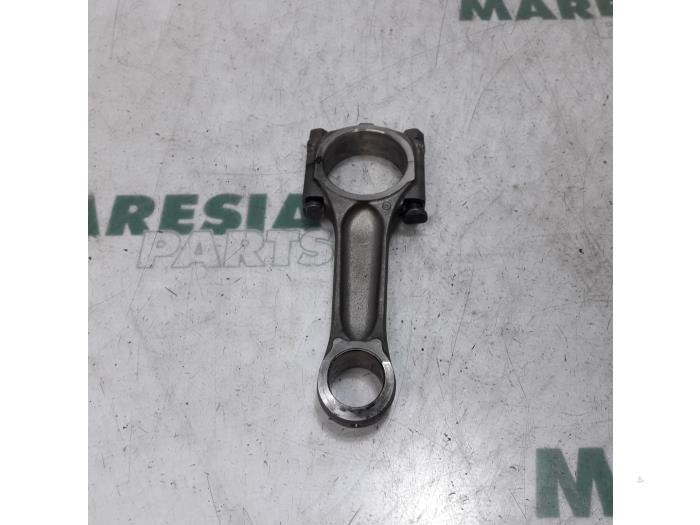 Connecting rod from a Citroën Jumpy (G9) 2.0 HDI 120 16V 2010