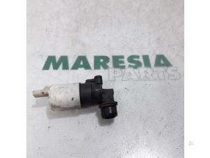 Używane Pompa spryskiwacza przód Peugeot 307 CC (3B) 2.0 16V Cena € 10,00 Procedura marży oferowane przez Maresia Parts