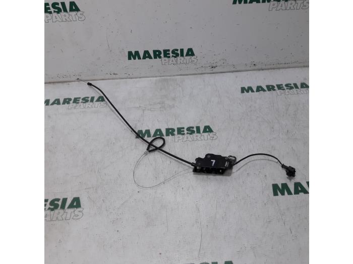 Używane Blokada dachu cabrio Peugeot 307 CC (3B) 2.0 16V Cena € 42,50 Procedura marży oferowane przez Maresia Parts