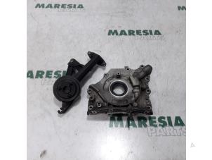 Used Oil pump Peugeot 308 CC (4B) 1.6 HDiF 16V Price € 50,00 Margin scheme offered by Maresia Parts
