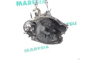Używane Skrzynia biegów Peugeot 307 CC (3B) 2.0 16V Cena € 367,50 Procedura marży oferowane przez Maresia Parts