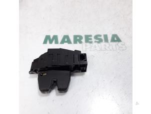 Używane Mechanizm zamka tylnej klapy Citroen C5 III Berline (RD) 2.0 HDiF 16V Cena € 25,00 Procedura marży oferowane przez Maresia Parts